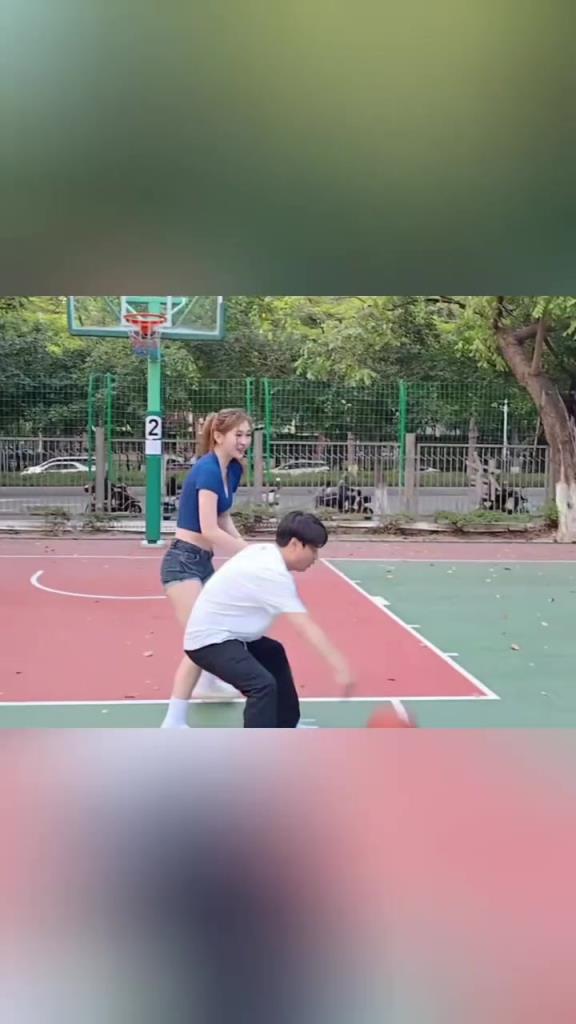 集夢會長背打一米8的女生，這是真打球??！