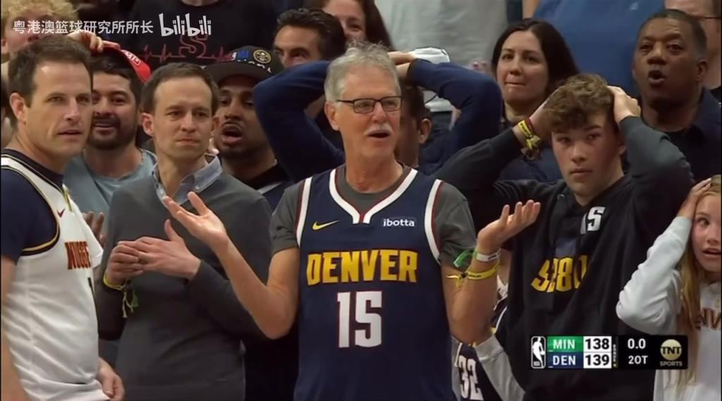 導(dǎo)火索？回顧此前掘金對(duì)陣森林狼，威少送出三分犯規(guī)后的眾生相！