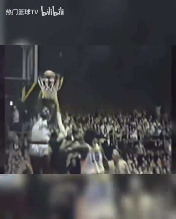 這是怪物嗎？張伯倫高中時(shí)期是怎么打球的？校園里的明星！