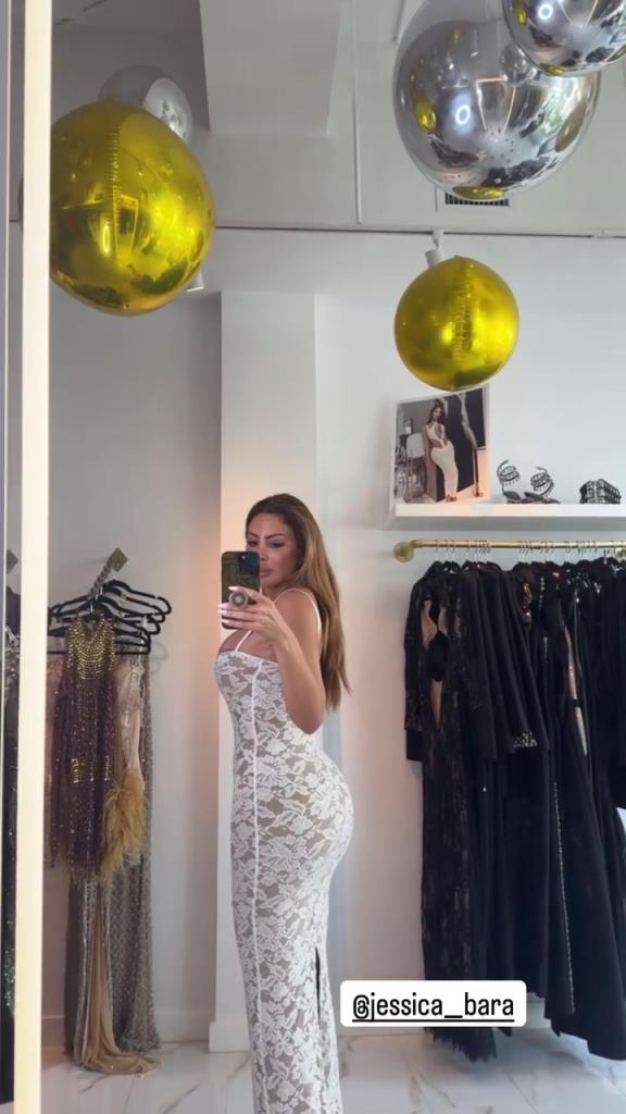 徐娘半老！皮蓬前妻穿吊帶裙自拍，這身材也太炸裂了！