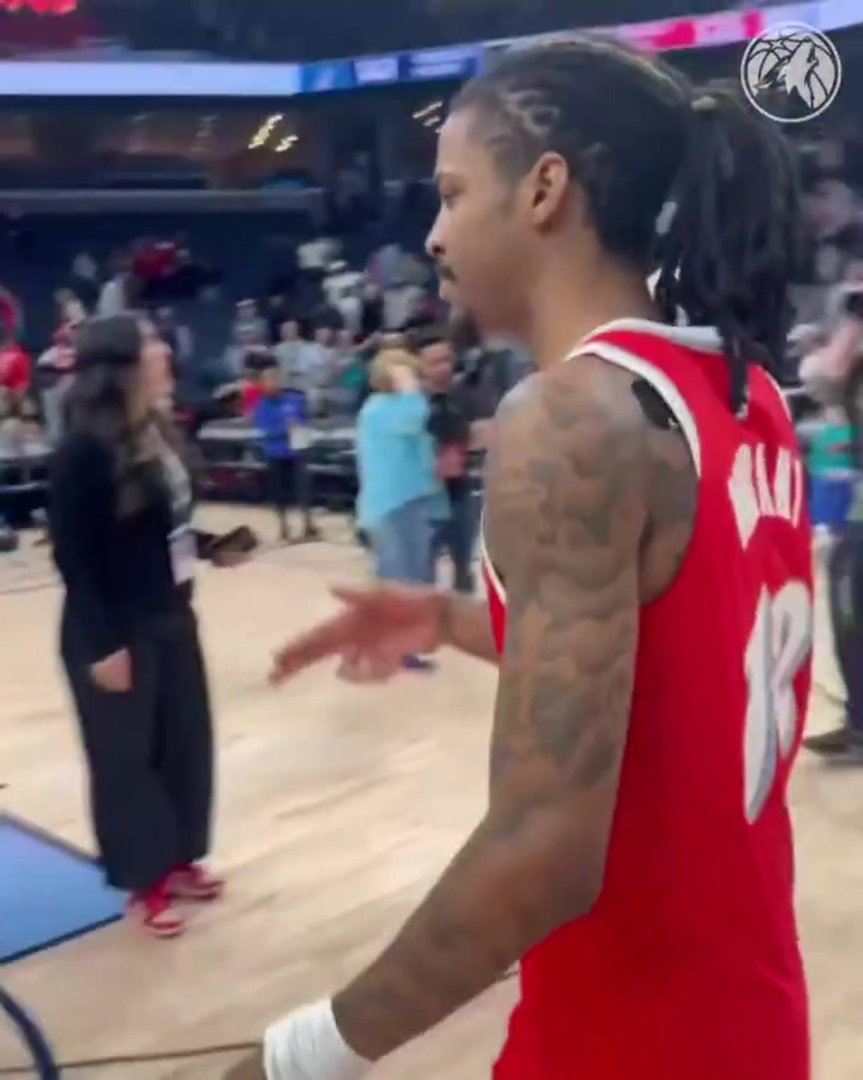 笑死！莫蘭特賽后與華子握手，竟然也是比出“手槍”的手勢(shì)