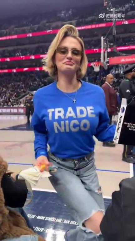 主場(chǎng)不準(zhǔn)球迷打印“解雇Nico”標(biāo)語(yǔ)，女球迷就出此下策