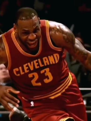 老詹這恐怖的大體格，完美詮釋什么叫“人型坦克”！