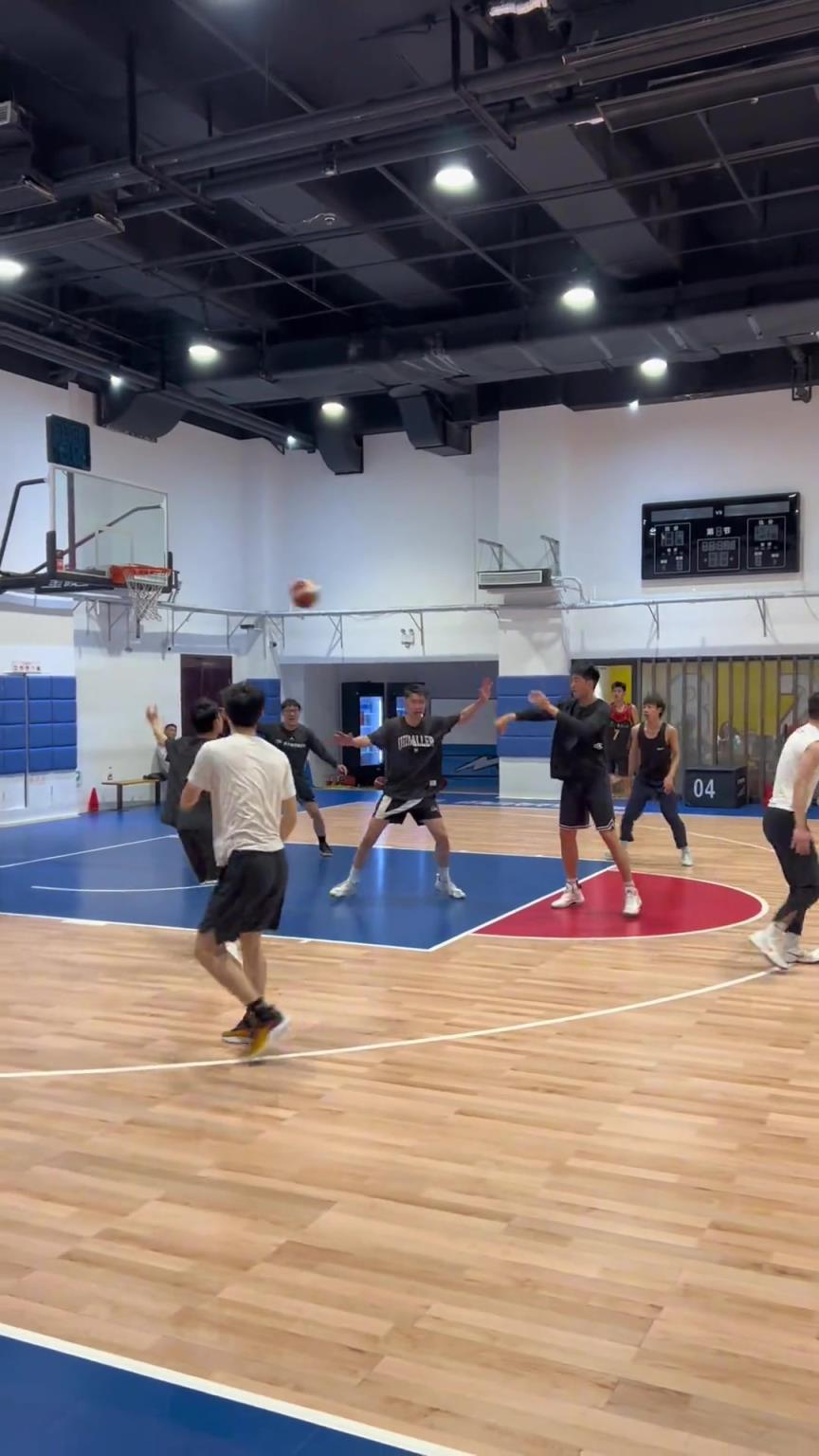 對手回家后：老婆，我今天在野球場匹配到巔峰馬刺隊了！