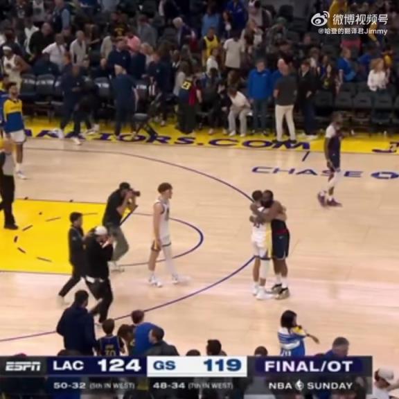 09雙雄傾盡全力！哈登和庫(kù)里賽后第一時(shí)間擁抱在一起