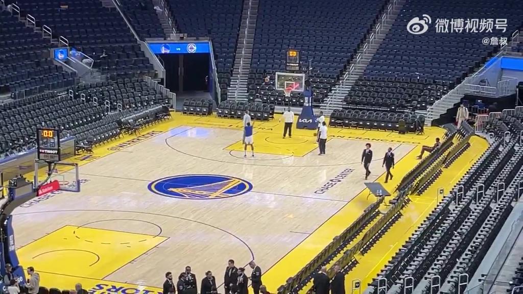 今天沒(méi)有得到出場(chǎng)機(jī)會(huì)！庫(kù)明加賽后還留在場(chǎng)地練習(xí)投籃