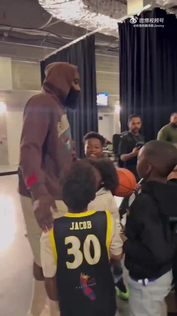 哈登賽后對小朋友：聽你們家長的話，總有一天你們也會打進(jìn)NBA