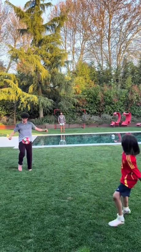 馬塞洛和兒子隔水相傳！大兒子腳法有點(diǎn)東西的！