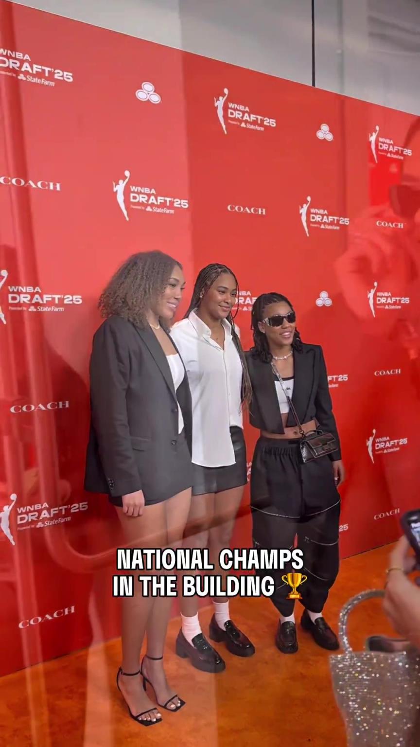 吧友們有喜歡的嗎？WNBA選秀大會上，到處都有靚麗的風(fēng)景線