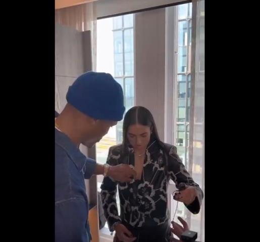 威嫂看到要打人的！威少上手幫WNBA妹子整理胸前的衣服