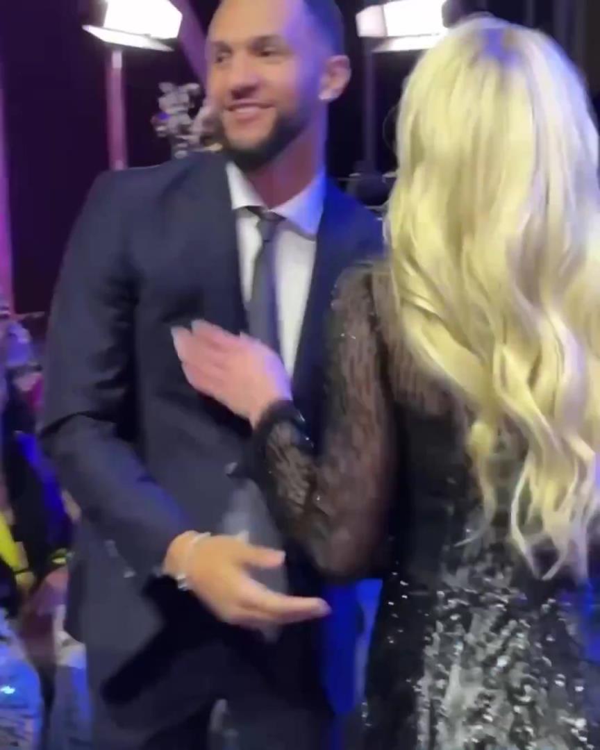 身材姣好！薩格斯的女友海莉被芝加哥天空選中！兩人接吻慶祝