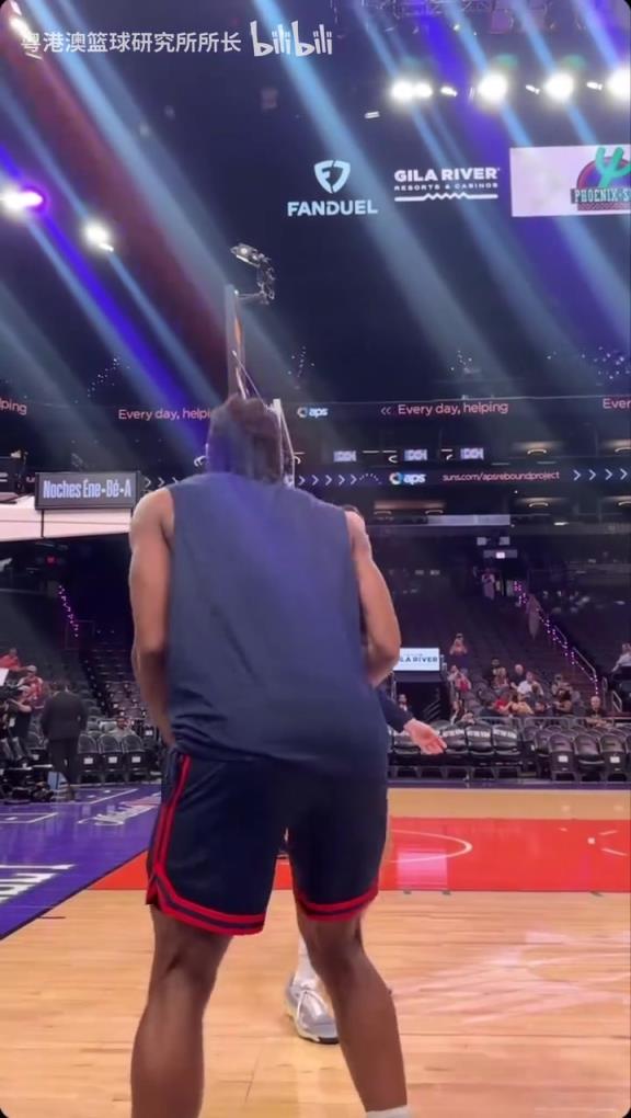 機(jī)器人級別的靜態(tài)身體！近距離看小卡的賽前熱身！